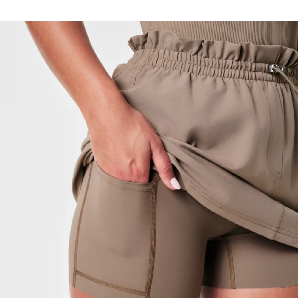 SPANX ON THE MOVE SKORT, DRIFTWOOD
